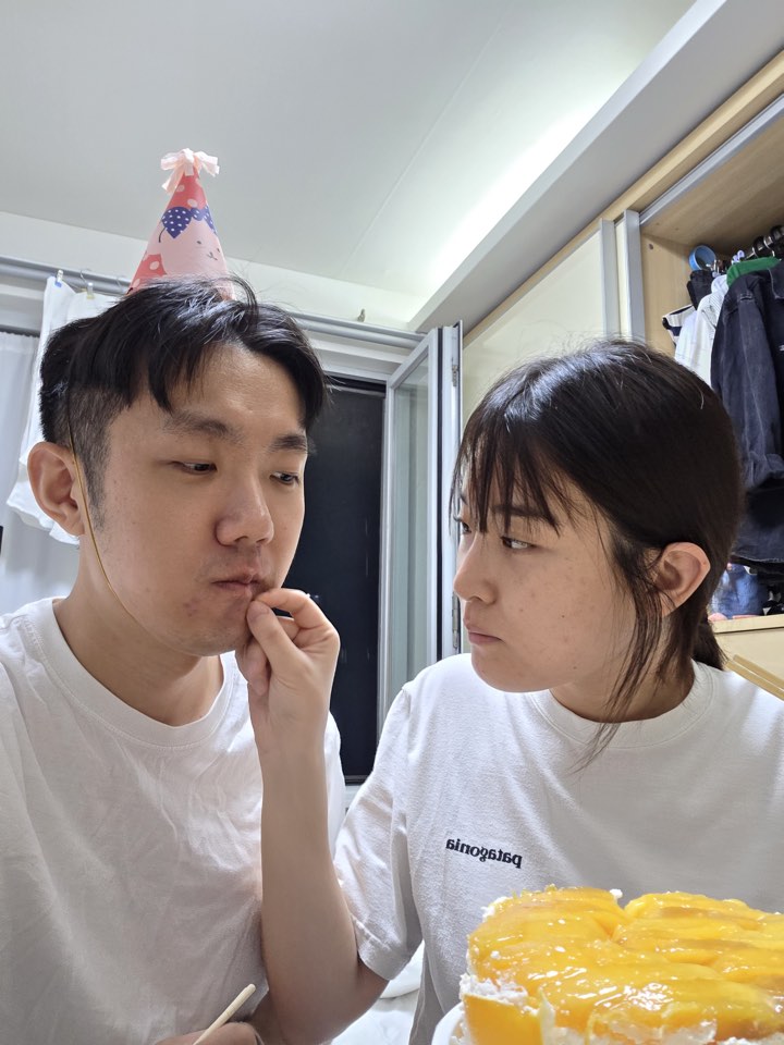 케이크 먹여주기